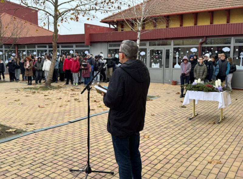 Adventi fények az iskolában – fellobbant a harmadik gyertya lángja