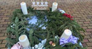 Adventi koszorú negyedik gyertyájának meggyújtása